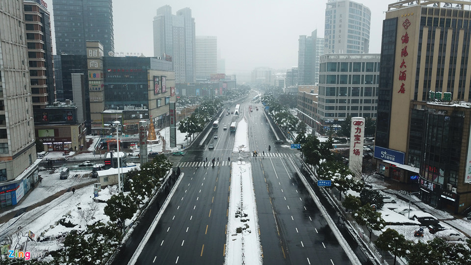 Hàng nghìn ôtô ở Thường Châu bị tuyết phủ nhiều ngày